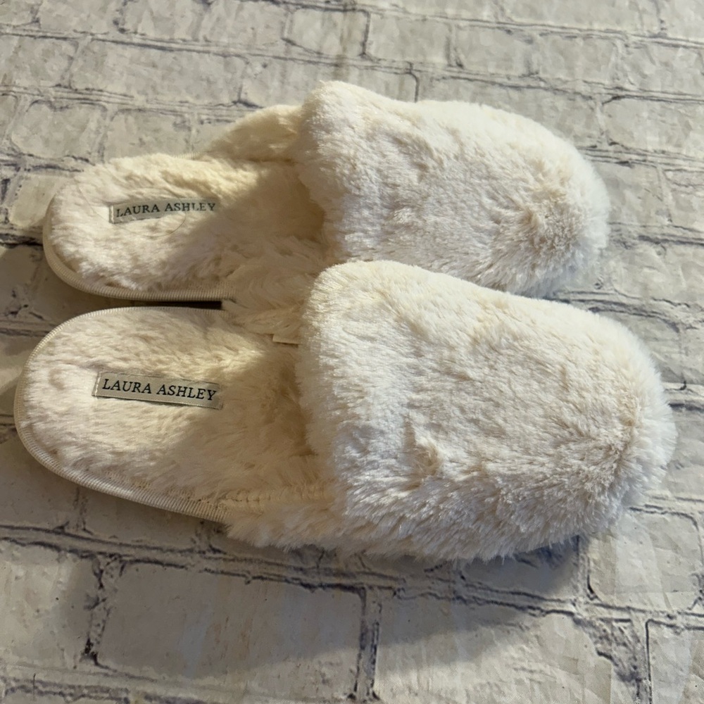 LAURA ASHLEY WHITE PLUSH FAUX FUR SLIPON SLIPPERS WOMEN’S SIZE L(8-9)